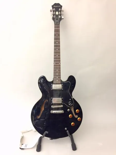 Puoliakustinen sähkökitara Epiphone 335 DOT EB, musta, sarjanumero 14091501409, käytön jälkiä, vaahterarunko, mahonkikaula, ruusupuuotelauta, tallamikin tonepotikka vaatii kiristamistä, pehmeä laukku. Ota yhteys panttilainaamoon kuljetusmaksusta sopimiseksi.