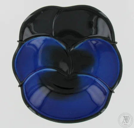  Seinälautanen Arabia, Viola, design Birger Kaipiainen Invenit, korkeus 14,5cm, leveys 14cm, seinäkiinnitysteline mukana