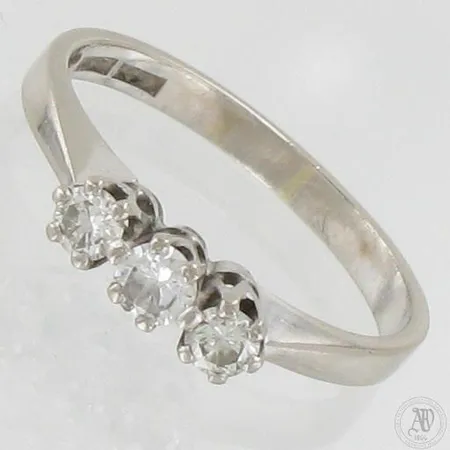 Timanttisormus 1xn.0.11ct 2xn.0.10ct, koko 16½, 750 valkokulta, paino 2,6g