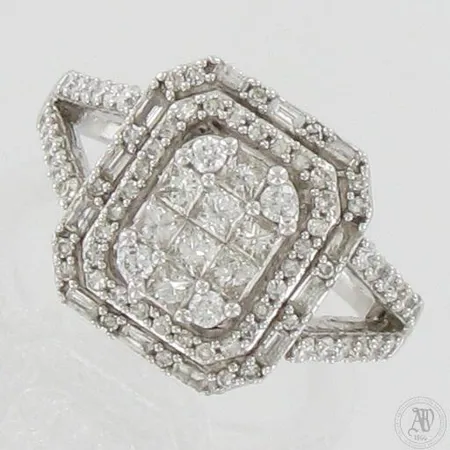 Timanttisormus 8xn.0.05ct princess 4xn.0.03ct 24xn.0.02ct 12xn.0.02ct baguette 44xn.0.01ct, koko 16¼,  todistus, 585 valkokulta, paino 5,0g
