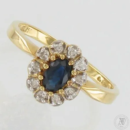 Sinisafiirisormus timanteilla 10xn.0.02ct, koko 18½, 750br kelta- ja valkokulta, paino 3,8g