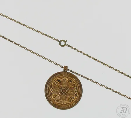 Kaulakoru Kalevala Koru, Räisälän riipus, riipuksen korkeus 36mm, ketjun pituus 63cm, pronssia