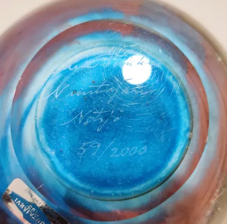 Lasinen paperipaino, joitakin naarmuja, design Oiva Toikka, signeerattu ja numeroitu Oiva Toikka Nuutajärvi Notsjö 59/2000 Ota yhteys panttilainaamoon kuljetusmaksusta sopimiseksi.