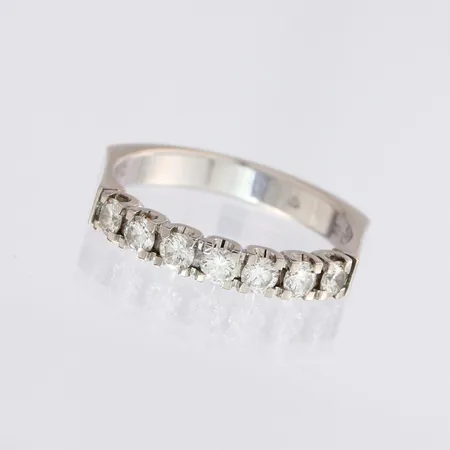 Timanttisormus 7xn0.08ct, koko 18, 750 valkokultaa, paino 4,1g