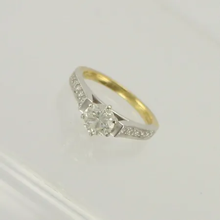 Timanttisormus 1xn.0.95ct ja 12xn.0.01-0.03ct, koko 17, 750 kelta- ja valkokulta, paino 4,2g 
