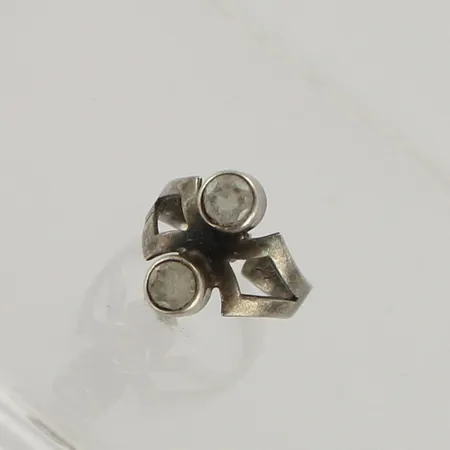 Kivisormus, koko muunneltavissa, kaiverrettu, 813br, paino 2,8g 