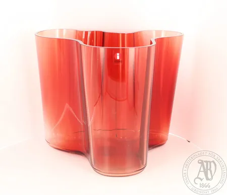 Aalto-maljakko, Iittala, Karpalo, laserkaiverrettu Alvar Aalto Iittala, korkeus 160mm Lähetetään postipakettina. (tekstiä muutettu 12.5.2020)