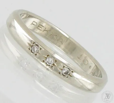 Timanttisormus 3xn.0.01ct, kaiverrettu, koko 17, 750 valkokulta, paino 3,2g