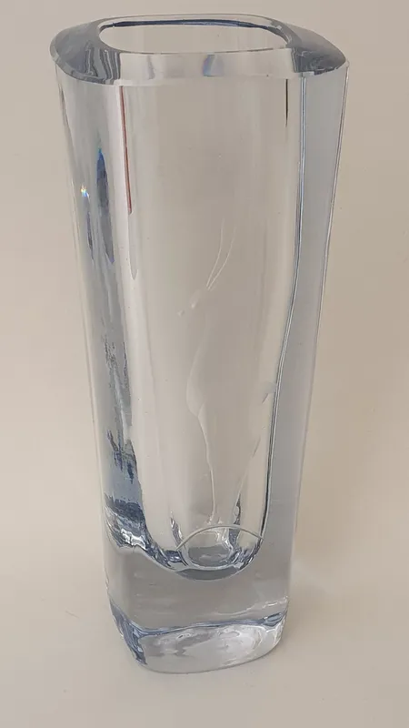 Lasimaljakko, signeeraus Asta Strömberg, käytön jälkiä, korkeus 185mm, kirkas. Lähetetään postipakettina.