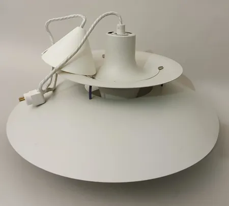 Riippuvalaisin PH 5 Modern White - Louis Poulsen, lila, kattokupu viallinen, pieni kolhu ison kehän reunassa, sokeripala, johdon pituus noin 80cm  Lähetetään postipakettina.