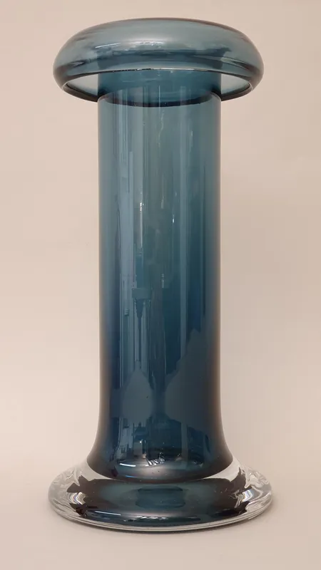 Lasimaljakko, korkeus 240mm, pientä käyttökulumaa pohjassa, turkoosi. Lähetetään postipakettina.