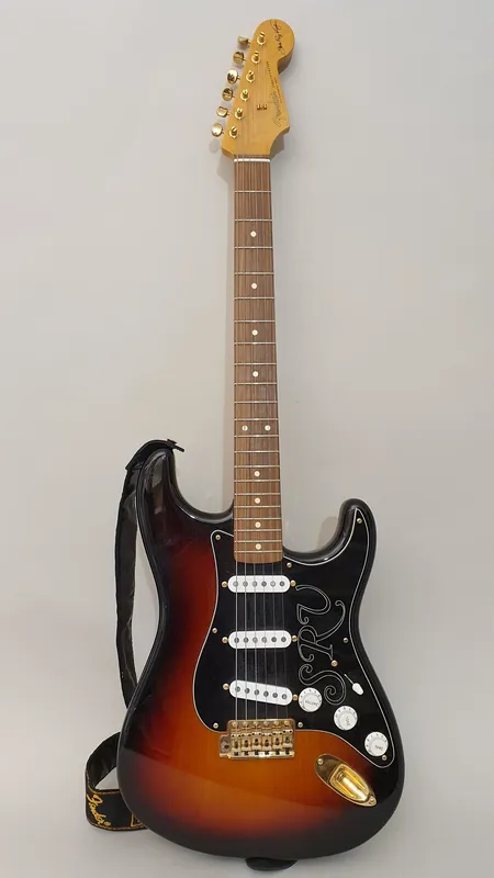 Sähkökitara Fender Stratocaster SRV Stevie Ray Vaughan, made in USA (2011-2012), sarjanumero US11119044, pehmeä Fenderin laukku.  Ota yhteys panttilainaamoon kuljetusmaksusta sopimiseksi.