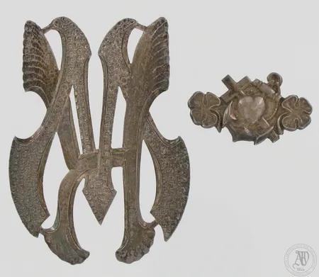 Monogrammi ja viallinen rintaneula, korkeus 67mm, rintaneulan leveys 33mm, 813, paino 20,1g