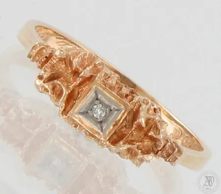 Timanttisormus 1xn.0.01ct, kaiverrettu, koko 18½, 585, paino 2,8g