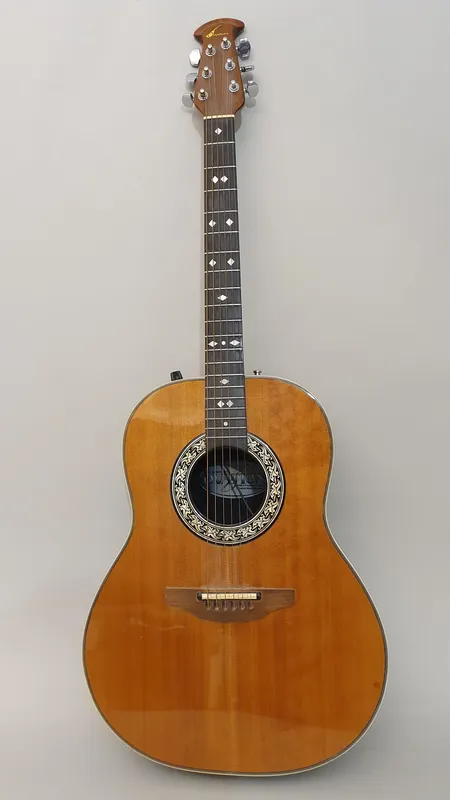 Elektroakustinen kitara Ovation, model 1612, sarjanumero 293420, 1983, made in USA, alkuperäinen kova laukku. Ota yhteys panttilainaamoon kuljetusmaksusta sopimiseksi.