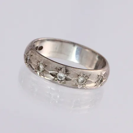 Timanttisormus 5xn.0.04ct, koko 17, 585 valkokultaa, paino 4,7g