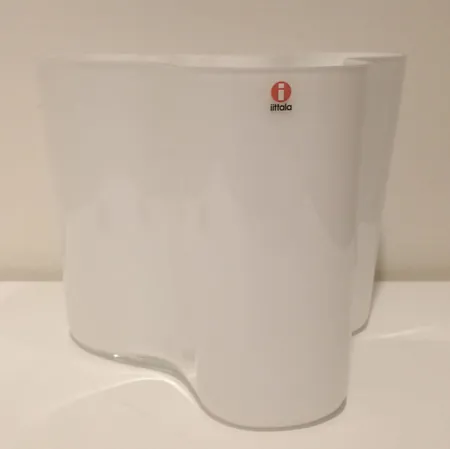 Aalto-maljakko Iittala, design Alvar Aalto, laser-kaiverrus, korkeus 160mm, valkoinen