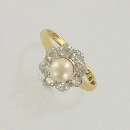 Helmisormus timanteilla 8xn.0.08ct (timantit on vanhahiontaisia ja kuletit hiottu pois), kaiverrettu, koko 16½, 750br, paino 2,7g