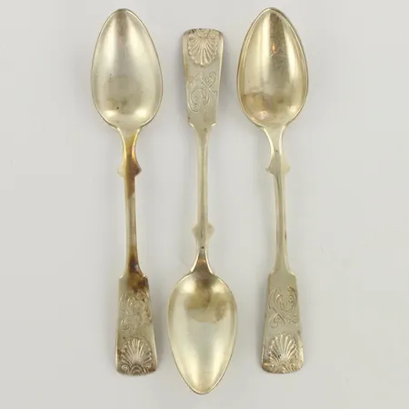 Kolme kahvilusikkaa, musla, kaiverrettu, pituus 132mm, 813h, paino 52,5g