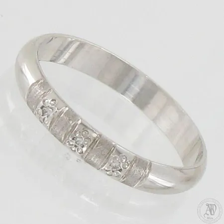 Timanttisormus 3xn.0.005ct, koko 17½, 585 valkokulta, paino 2,2g