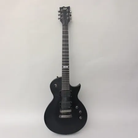 Sähkökitara ESP EC-500S, N427, sarjanumero W0707699, valmistettu Koreassa, lavan yläreunasta irronnut sentin pala, kovalaukku Rockcase. Lähetetään postipakettina.   