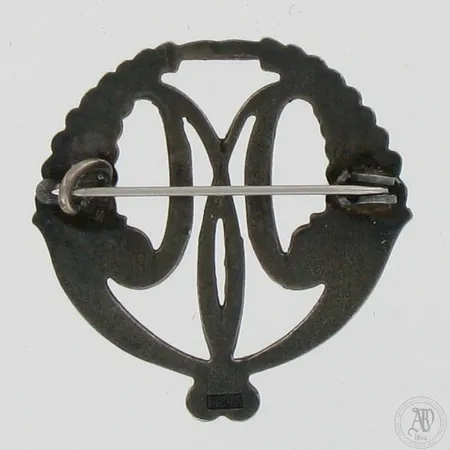 Marttayhdistyksen jäsenmerkki, Ø30mm, 830, paino 5,6g 
Kuvaus muutettu 25.5.2020 
Mannerheim merkistä. 