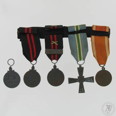 Kunniamerkkejä; TS.mm., TS.mm, TS.mm., Länsi-Kannas mr., Urhoollisuus mitali 1941. 