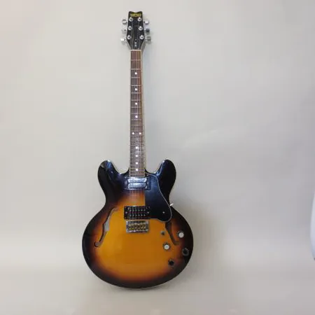 Sähkökitara Washburn HB-35, sarjanumero 820574, valmistettu Japanissa, kannen takaosan liimaus hieman irronnut, mikrofoneilla puolituskytkimet ja kovalaukku. Lähetetään postipakettina.