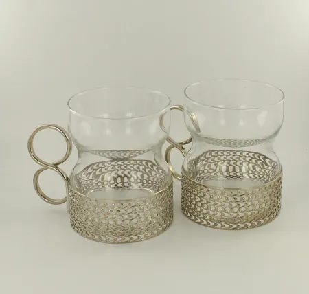 Kaksi glögilasia Iittala, Tsaikka, design Timo Sarpaneva, korkeus 82mm Lähetetään postipakettina.
