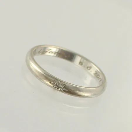 Timanttisormus 1xn0.005ct, kaiverrettu, koko 18¼, 585 valkokulta, paino 3,1g 