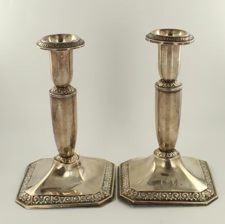 Vialliset kynttilänjalat, kaiverrettu, korkeus 138mm, 830br, paino 315,3g 