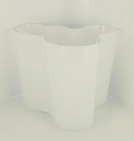 Valkoinen Aalto-maljakko, Iittala, korkeus 160mm, laserkaiverrus Alvar Aalto Lähetetään postipakettina.