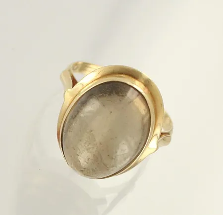 Kivisormus, kivessä kulumia, kaiverrettu, koko 17½, 585br, 4,7g 