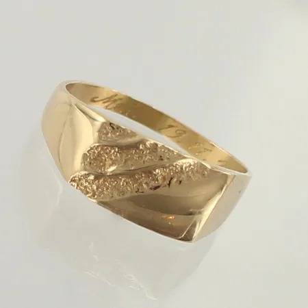 Kantasormus, kaiverrettu, koko 20¾, 585, paino 5,1g 