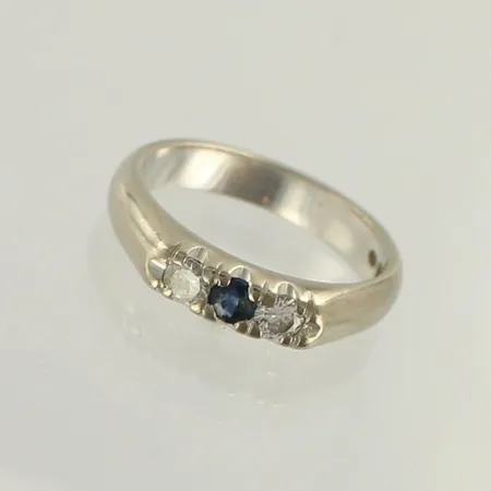 Sinisafiirisormus timanteilla 2xn.0.12ct, koko 17½, 585br valkokulta, paino 5,0g 