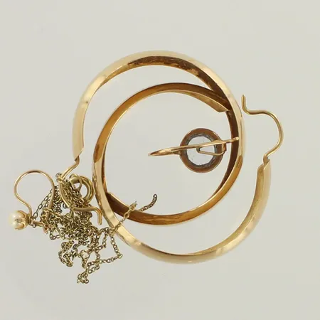 Kultakoruja, osa viallisia, 585br, paino 7,9g 