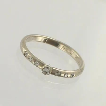 Timanttisormus 6xn.0.02ct ja 1xn.0.05ct, kaiverrettu, koko 18¼, 750 valkokulta, paino 2,9g 