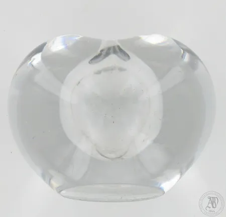 Lasimaljakko, signeeraus Timo Sarpaneva Iittala -56, kirkas, korkeus 63mm, naarmuja Lähetetään postipakettina.