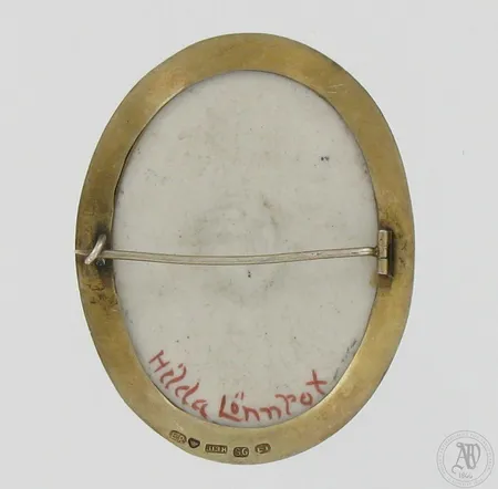 Rintakoru, korkeus 59mm, signeeraus Hilda Lönnrot, vuodelta 1947, 813br, paino 17,7g