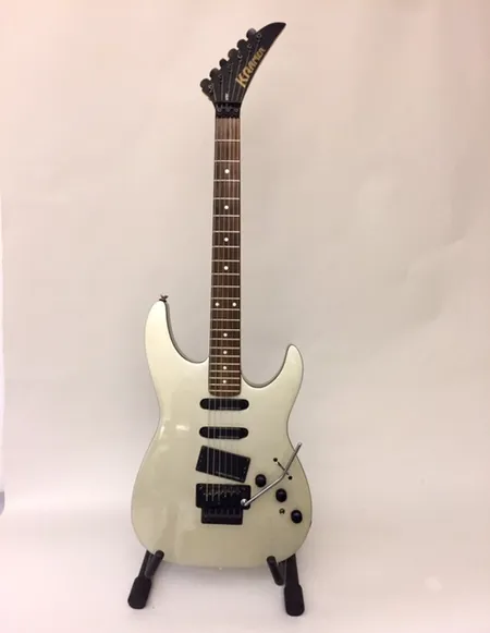 Sähkökitara Kramer 615 ST, sarjanumero SF 1384, vaahterakaula, ruusupuuotelauta, leppärunko, Floyd Rose II- talla tremololla, mikinvalitsimen nuppi puuttuu, pehmeä laukku 
