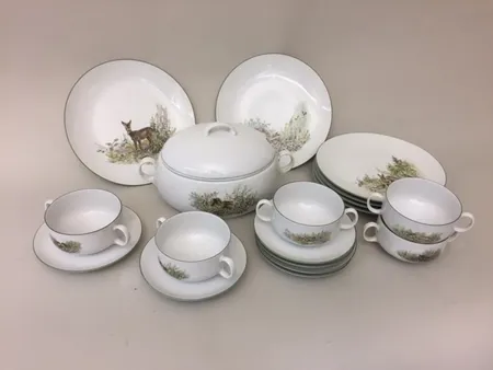 Viisi kuppia, kuusi matalaa lautasta Ø 24cm, kuusi asettia Ø 16cm, keittokulho kannella,  valmistaja Christineholm Porcelaine