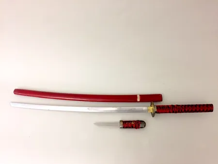 Miekka, käytön jälkiä, Katana, puutuppi, miekan kokonaispituus 110cm, kahvan päässä tikari, pituus 25cm