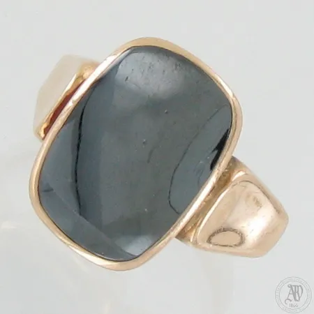 Hematiittikantasormus, kaiverrettu, koko 20¾, 585br, paino 7,3g