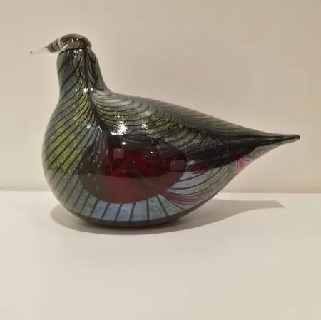 Lasilintu, Fasaani, signeeraus Oiva Toikka Nuutajärvi, pituus 245mm, korkeus 175mm,  Pohjassa pieniä nirhaumia. Lähetetään postipakettina.