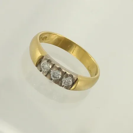 Timanttisormus 3xn.0.06ct, koko 17, 750 valko- ja keltakulta, paino 4,2g 
