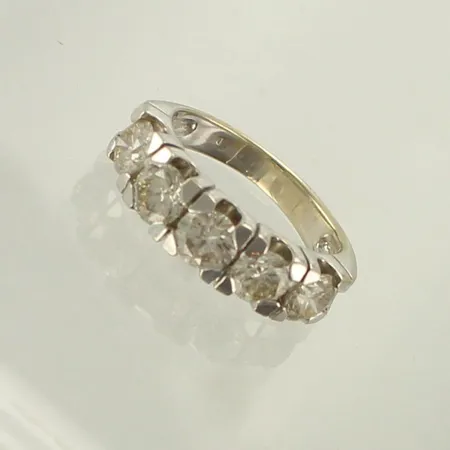 Timanttisormus 3xn.0.35ct ja 2xn.0.33ct, yksi kivi heiluu, koko 14¾, 750 valkokulta, paino 4,4g