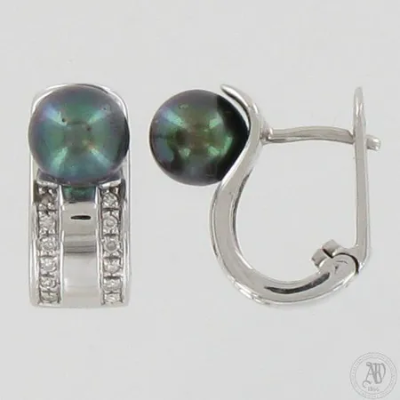 Helmikorvakorut timanteilla 23xn.0.005ct, yksi timantti tippunut istutuksesta, korkeus ja leveys 15mm ja 7mm, 585br valkokultaa, paino 7,1g 