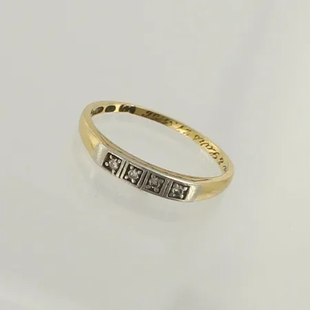 Timanttisormus 4xn.0.005ct, kaiverrettu, koko 16, 750 kelta- ja valkokulta, paino 1,8g 