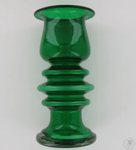 Lasimaljakko Riihimäen Lasi Oy, korkeus 26cm, vihreä, Tornado, design Tamara Aladin