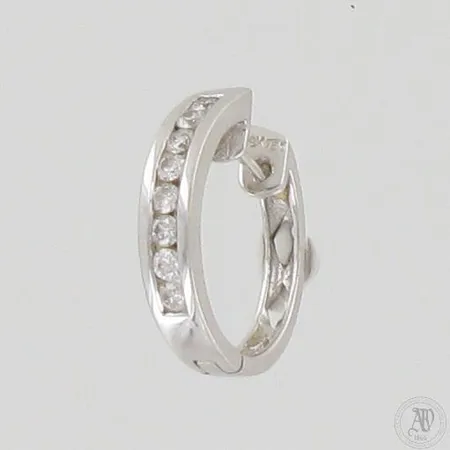 Viallinen timanttikorvakoru 8xn.0.04ct, 750 valkokulta, paino 2,3g